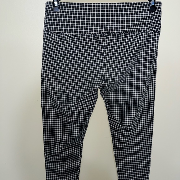 Black and White Grid Pattern Leggings - Picture 2 of 3